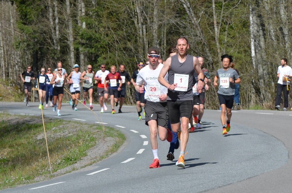 Kristian Monsen som vant Baksjøløpet i 2017 leder an foran Bård Eskil Bjørndalen. (Foto: Janne Slorafoss)