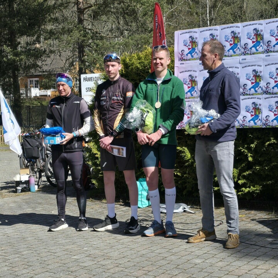 Premierte herrer (fra venstre) Henning Aasen som var beste løper over 50 år, Bård Eskil Bjørndalen, Jarle Marvik og Kristian Monsen. (Foto: Janne Slorafoss)