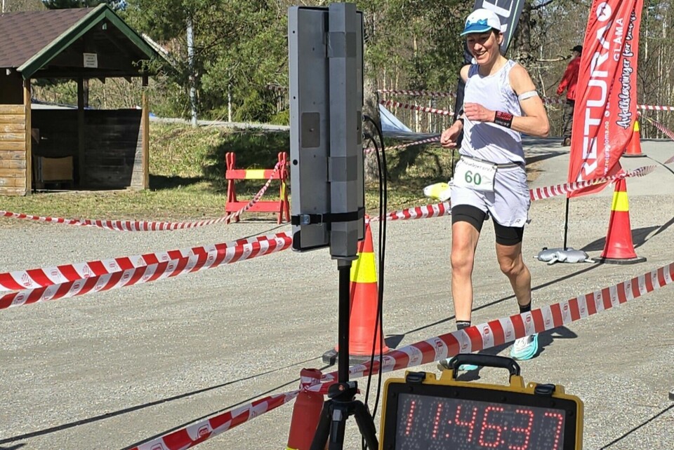 En smilende Karine Travaillaud inn til seier. (Foto: Janne Slorafoss)