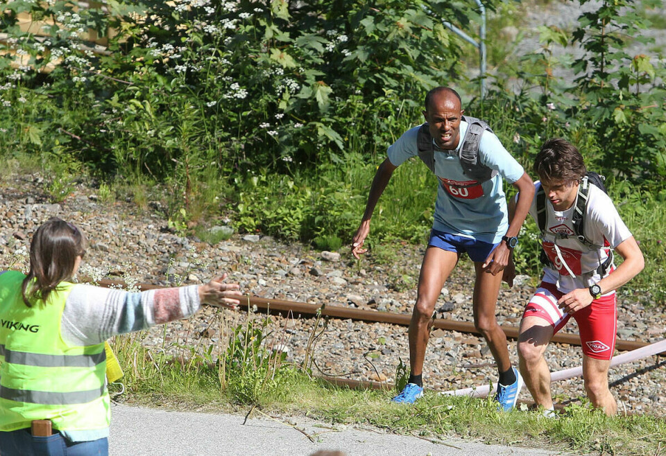 Teten_Weldu_N_Gebretsadik_og_Eirik_Gramstad_ut_av_Rjukan_opp_fjellsida_1280_A20G1031