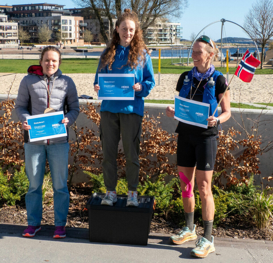 Therese Årvik (midten) vant 60 kilometeren foran Silje Skorve Skarpeid (til venstre) og Sidsel Mohn. (Foto: Svein Erik Bjorvand / KRSUltra)