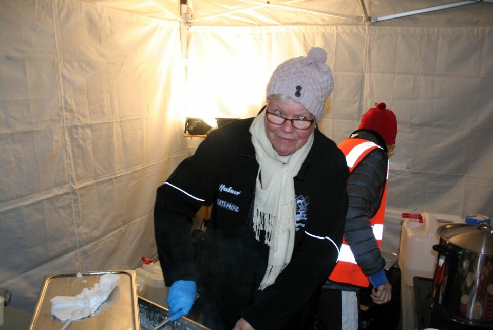 Randi Fosselie som ansvarlig for tilbereding og utdeling av risgrøt og gløgg, (Foto: Sverre Larsen)