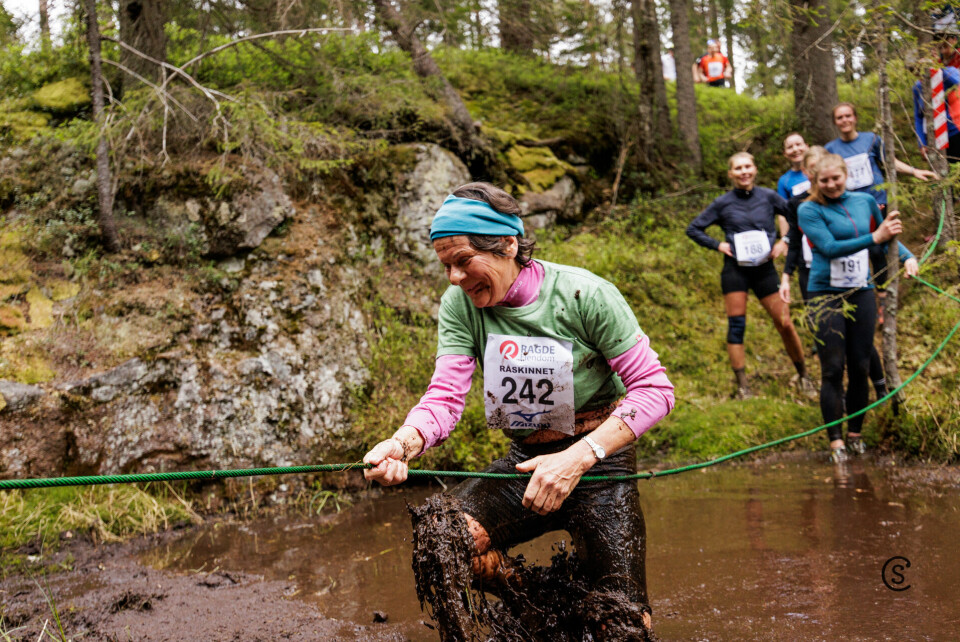 Deltakerne venter spente i kø for å gyve løs på gjørma. Ragnhild Storaker er godt i gang med kryssingen. (Foto: Sylvain Cavatz)