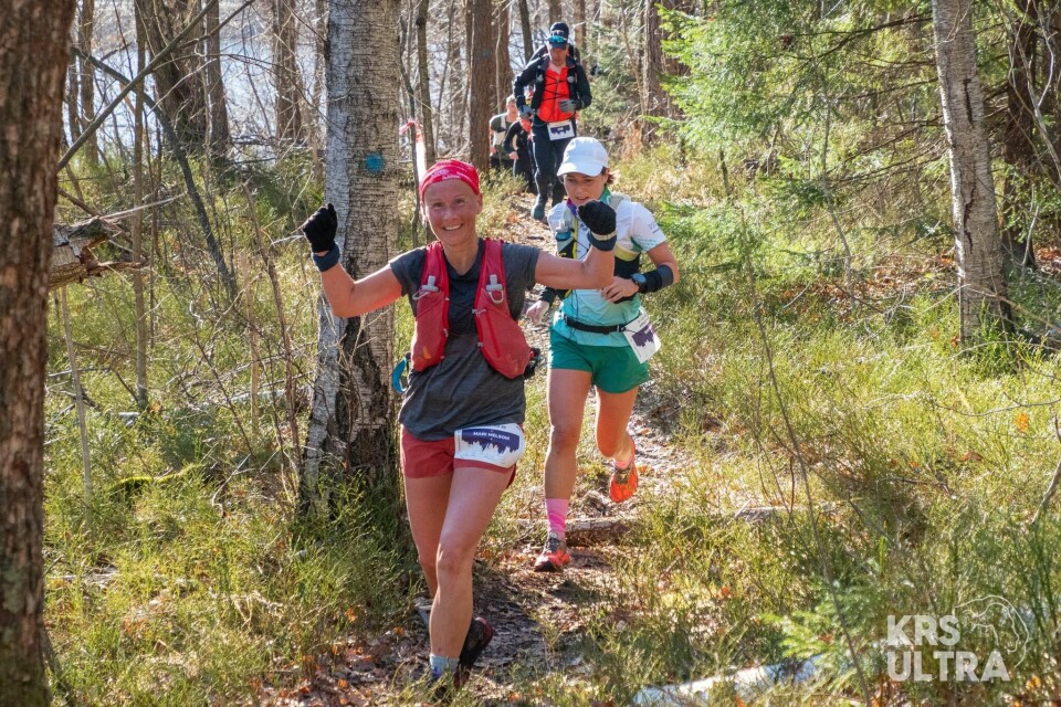 Mari Melsom som løper for Søgne IL, så ut til å ha det riktig så trivelig underveis i det krevende halvmaratonløpet. (Foto: Svein Erik Bjorvand / KRSUltra)