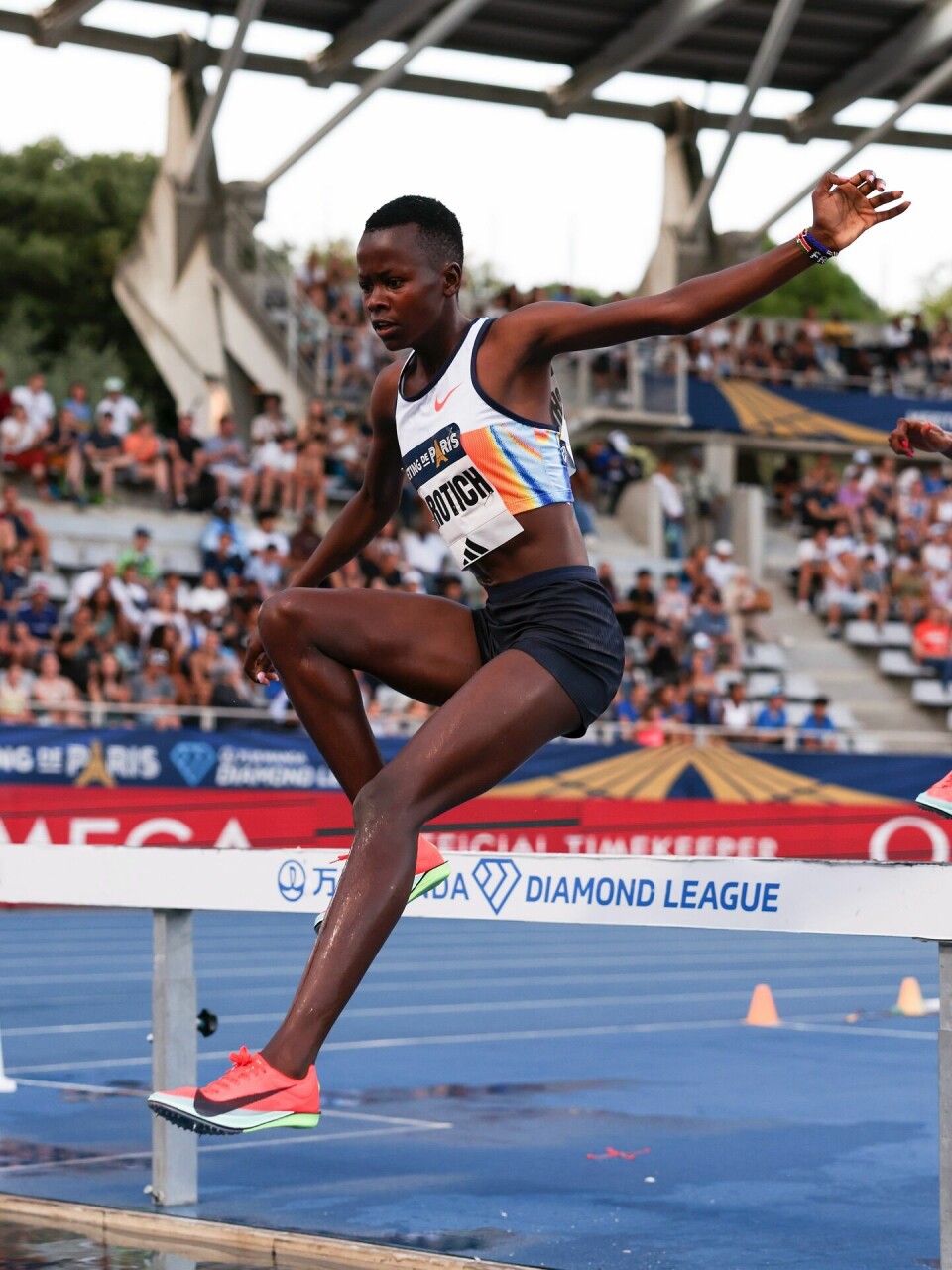 Faith Cherotich over vanngraven i Paris fredag. (Foto: Wanda Diamond League)