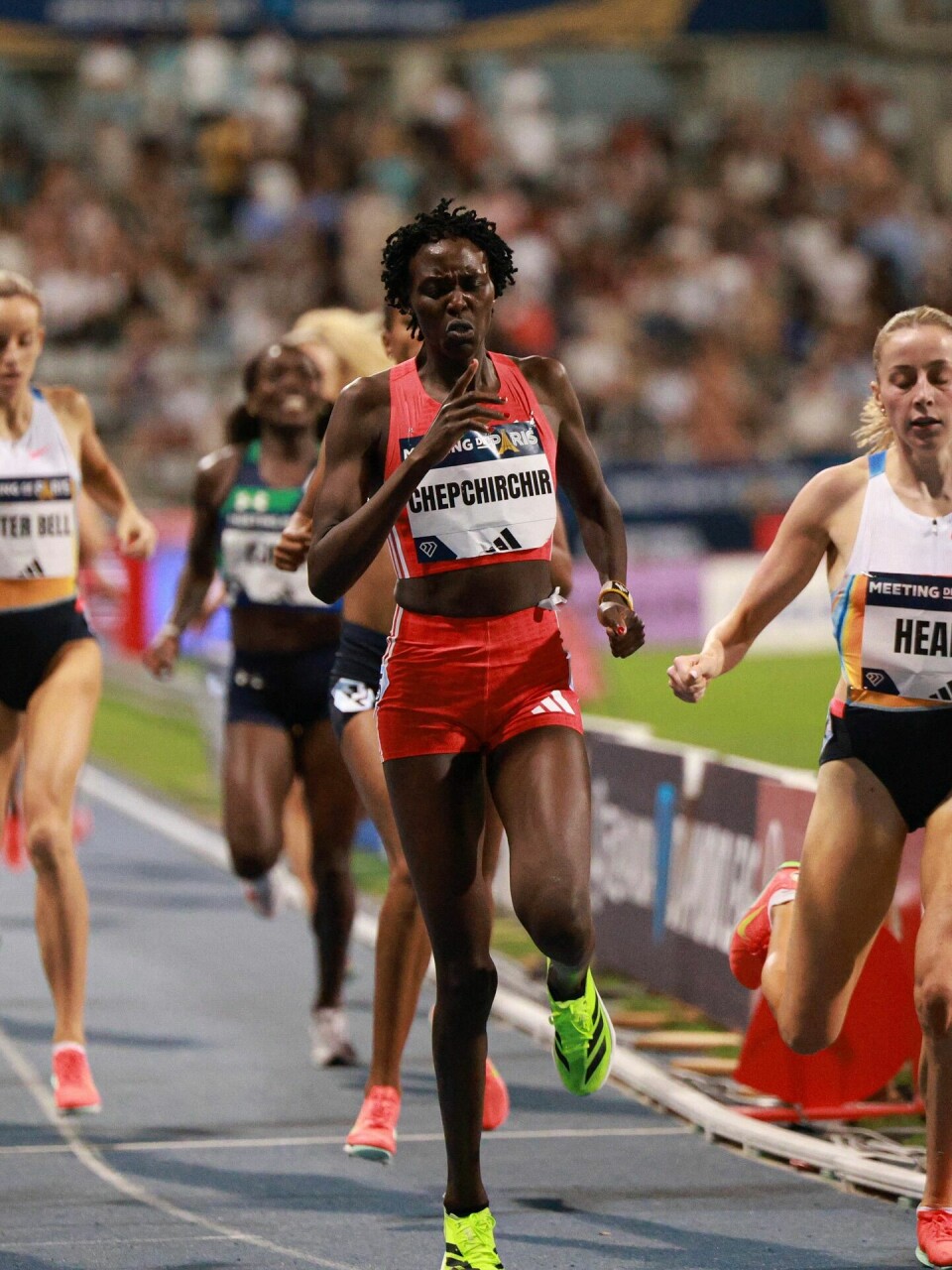 Nelly Chepchirchir vinner 1500 m 13 hundreler foran Sarah Healy. (Foto: Wanda Diamond League)