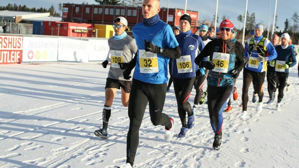 Starten på maraton der vi ser en smilende vinner, Runar Sæther, med startnummer 46. (Foto: Olav Engen) Starten på maraton der vi ser en smilende vinner, Runar Sæther, med startnummer 46. (Foto: Olav Engen)