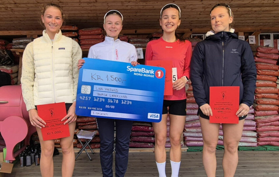 Linn Viksund fikk den største premien, Tone Lise Pedersen (til venstre) ble nummer to, mens Lotte Brustad Horn og Kristine Nes (til høyre) delte tredjeplassen. (Foto: Tromsø Løpeklubb)