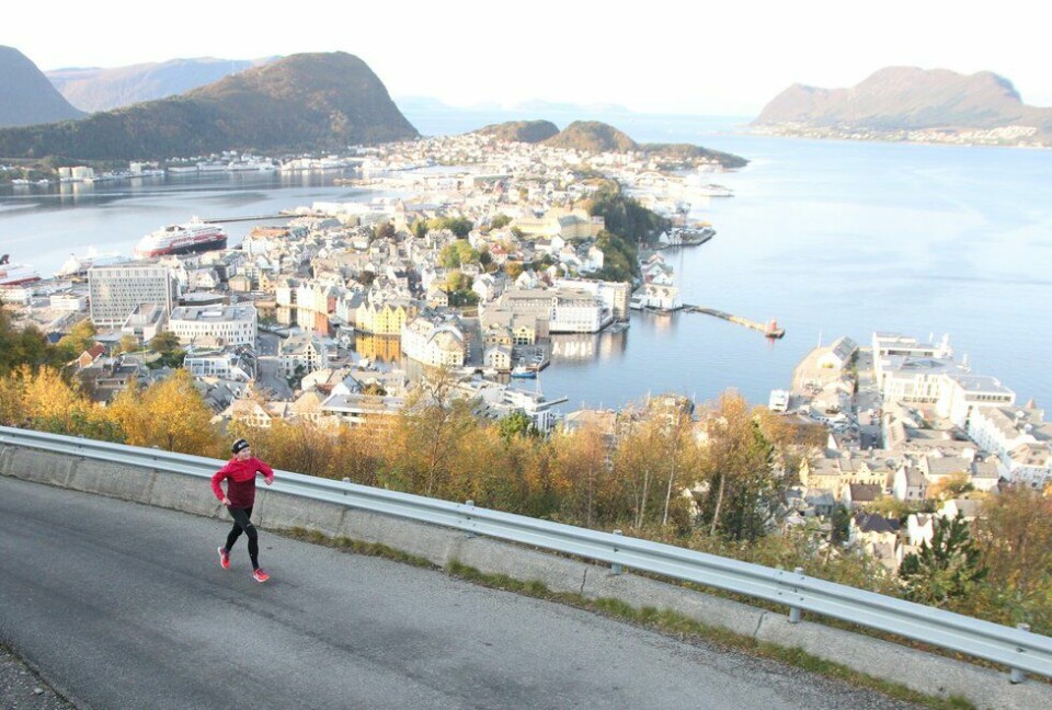 Dansk: Louise Skak er trolig det norske løpemiljøets mest kjente danske. Hun er født i Danmark, men har også bodd i Tyskland og Sverige. I 2009 flyttet hun til Oslo og bor nå i Ålesund. (Foto: Marianne Røhme) Louise Skak løper i Ålesund