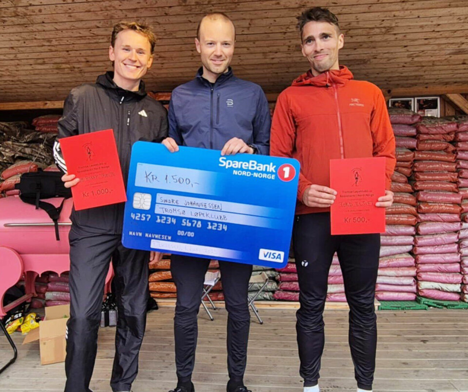 Sindre Johannessen (midten) vant foran Kim-Roger Trøite (til venstre) og Tord Eltoft. (Foto: Tromsø Løpeklubb)