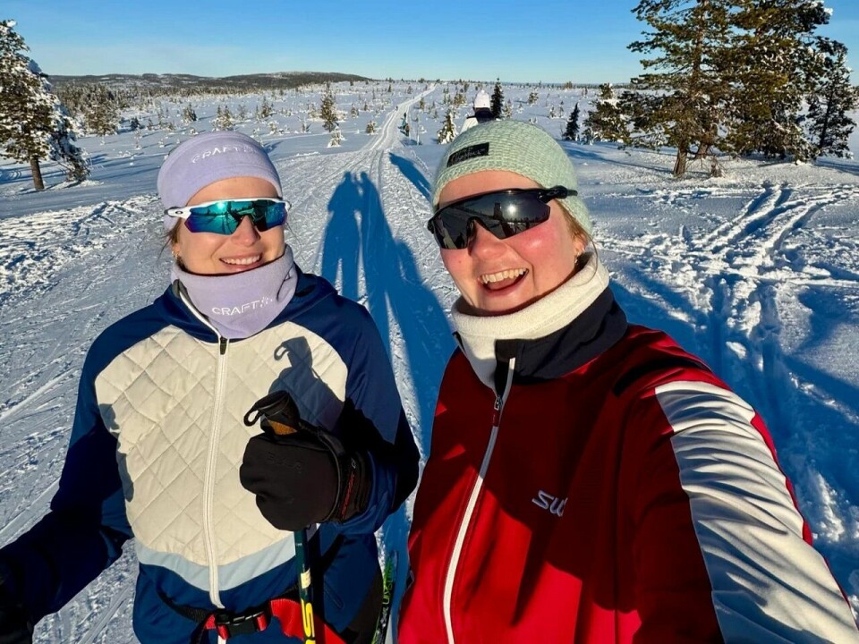 Katarina Køhl Berg (til h.) har stor glede av å delta i Tour de Ski sammen med Stine Østbye. (Foto: Privat)
