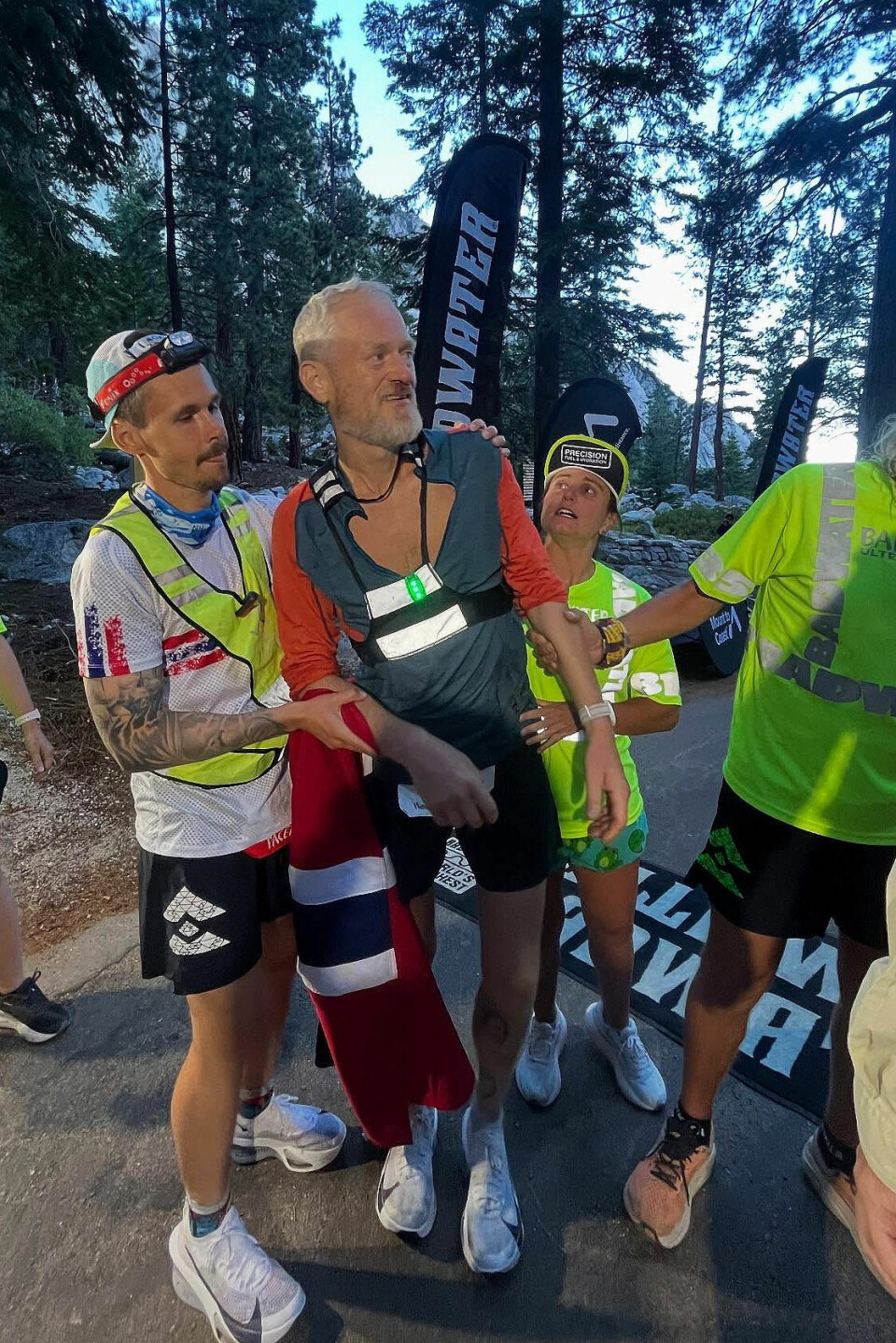 Simen Holvik ble tatt godt hånd om i målområdet. (Foto: arrangøren)