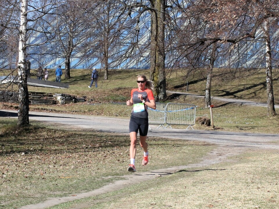 Silje Eklund i tet ved Domkirkeruinene etter 8,5 km.
