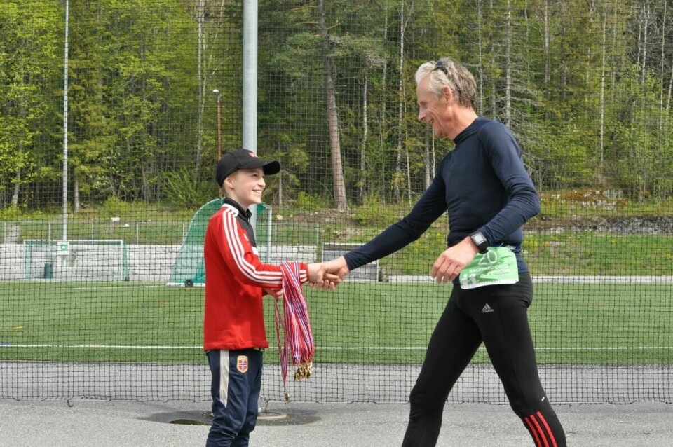 Ole_Morten_Kulbraaten_mottar_medalje_fra_Amund_Nybakke (1280x850)