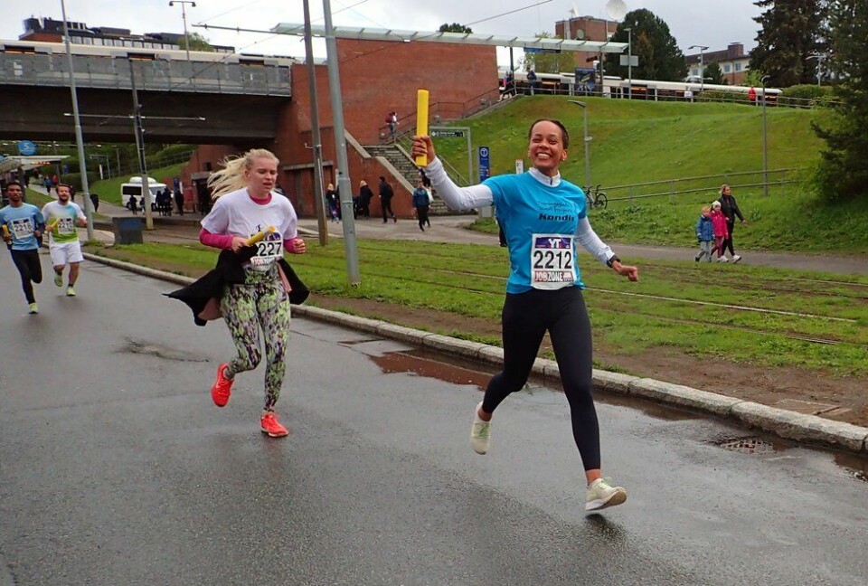 Moro: Det skal være moro å løpe for Kondis i Holmenkollstafetten. Her ser vi fremst Maria Spigseth som løp på Kondislaget i Holmenkollstafetten 2019. (Foto: Marianne Røhme) Først Maria Spigseth som løp på Kondislaget i Holmenkollstafetten 2019