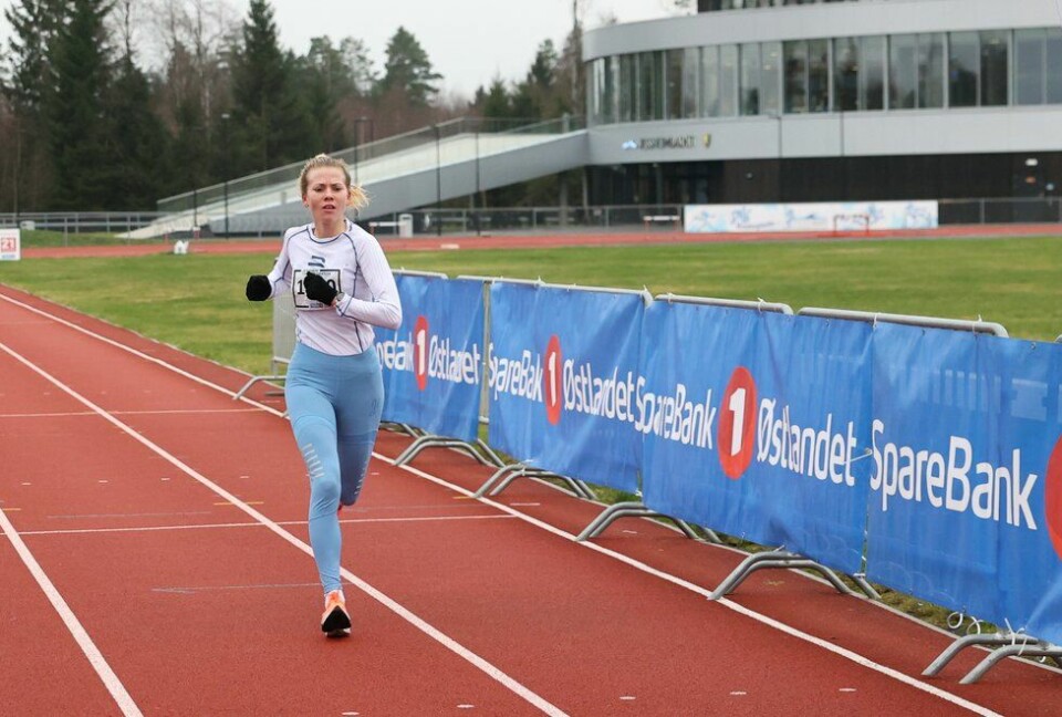 Camilla Bønøgård på vei mot mål som vinner av maraton under Jessheim Vintermaraton 2021