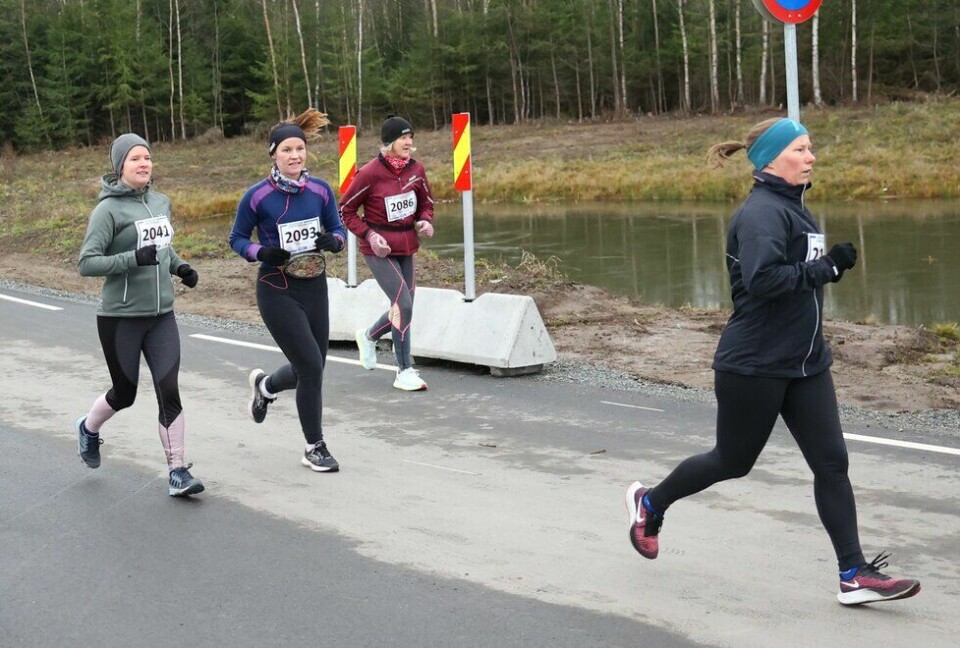 nr 2041 Hanna Waller Aasgaard, nr 2093 Monica Orheim og Margrethe Bergaust under 10-kilometeren i Jessheim Vintermaraton 2021