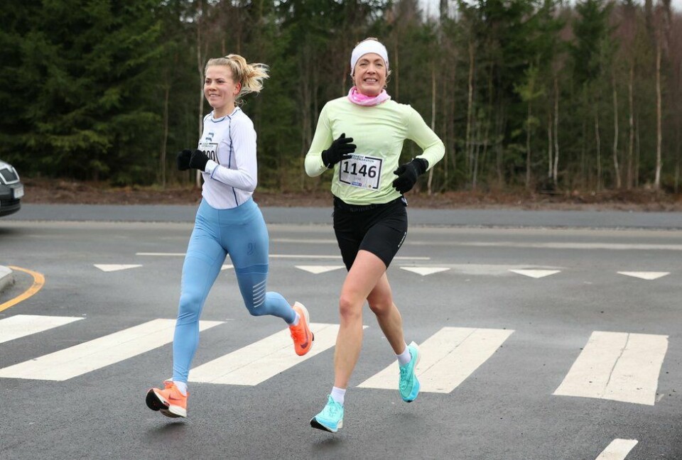Camilla Bønøgård (t.v) og Line Askheim i Jessheim Vintermaraton 2021