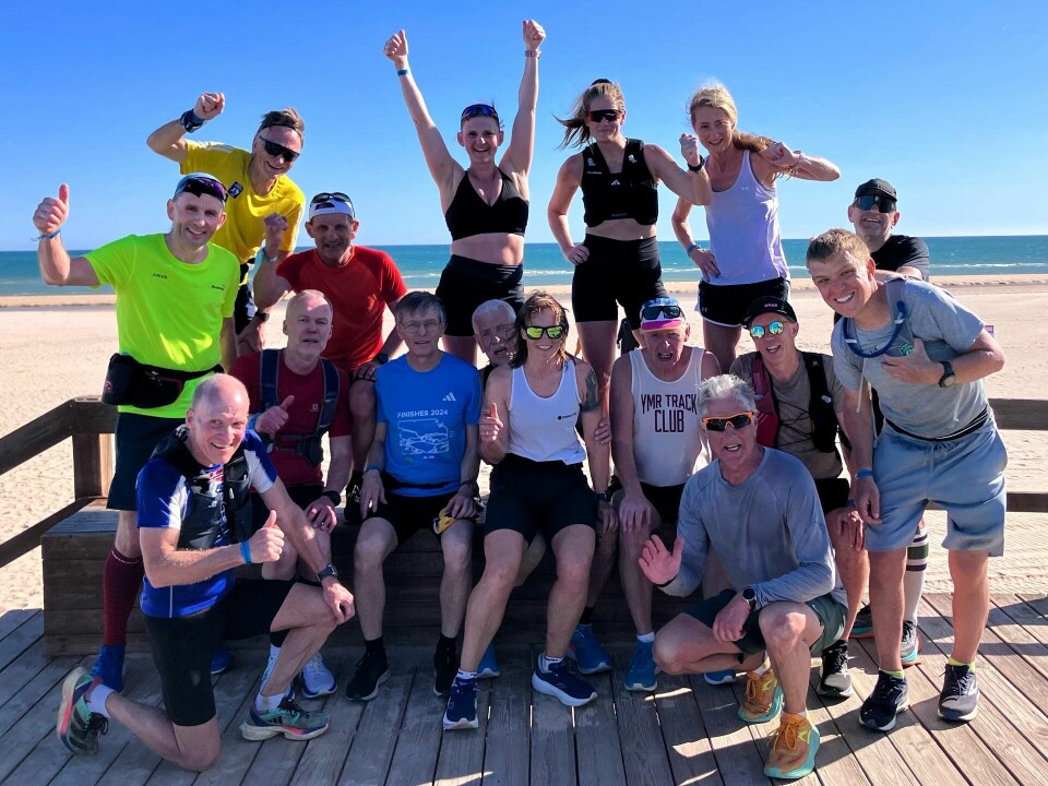 En happy gjeng på stranden ved hotellet etter 43 km hjem fra Odeleite.