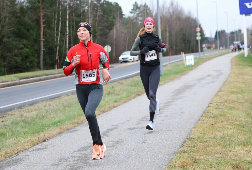 Jane Horpestad (fremst) og Anette Killerud Ødegård i Jessheim Vintermaraton 2021