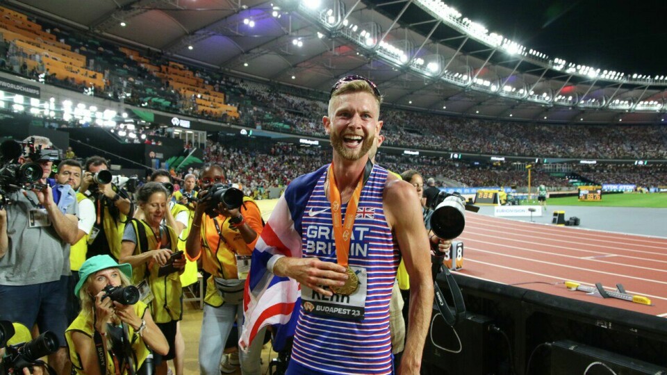 Josh Kerr satte ny verdensrekord på to engelske mil i helgen. Her har han akkurat tatt VM-gull på 1500 meter. (Foto: Arne Dag Myking) VM Friidrett 2023 Budapest - 1500 meter menn finale - Josh Kerr