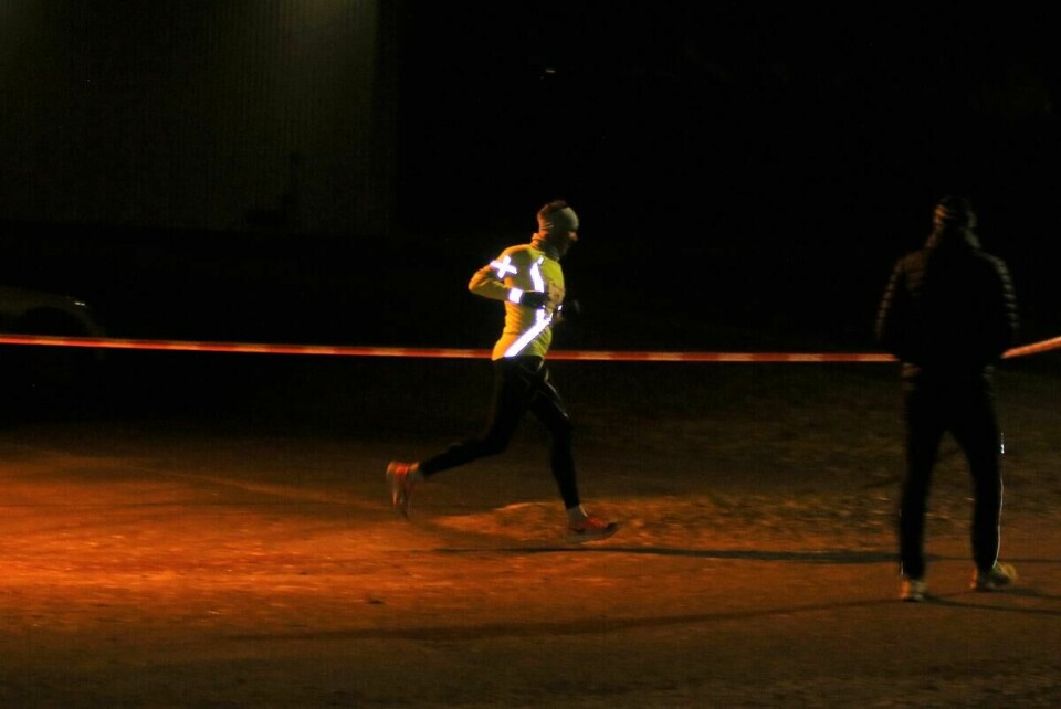 Henning Mortensen i ensom majestet ved Prestrudhallen ved passering 4 km.