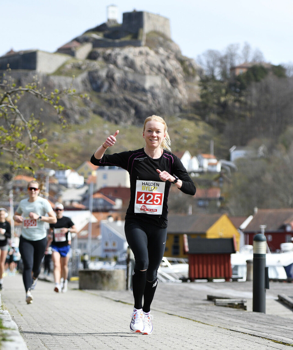 Thea Mathisen, som i fjor vant kvinneklassen på 10 km i Halden Byløp, med historiske Fredriksten Festning i bakgrunnen. (Foto: Bjørn Johannessen)