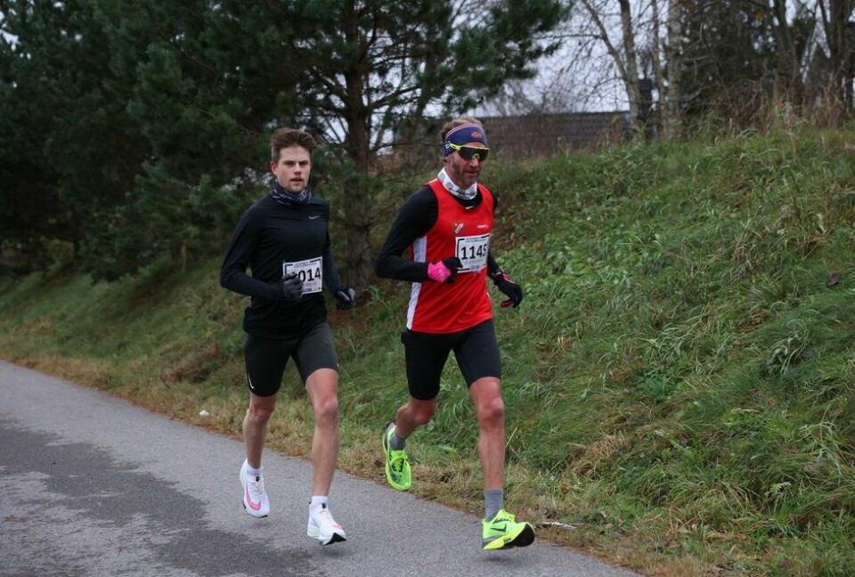 Even Nikolai Kjensbekk (t.v) i Jessheim Vintermaraton 2021