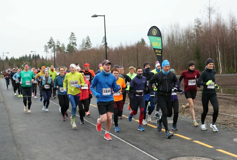 En stor gruppe valgte å følge fartsholderen på 1.50 på halvmaraton under Jessheim Vintermaraton 2021
