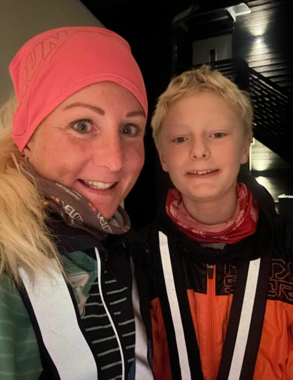 Tidligtrim:Mamma og Mikkel er klare til å løpe 10 km i lag klokka 05.45 en morgen i oktober. (Foto: privat)