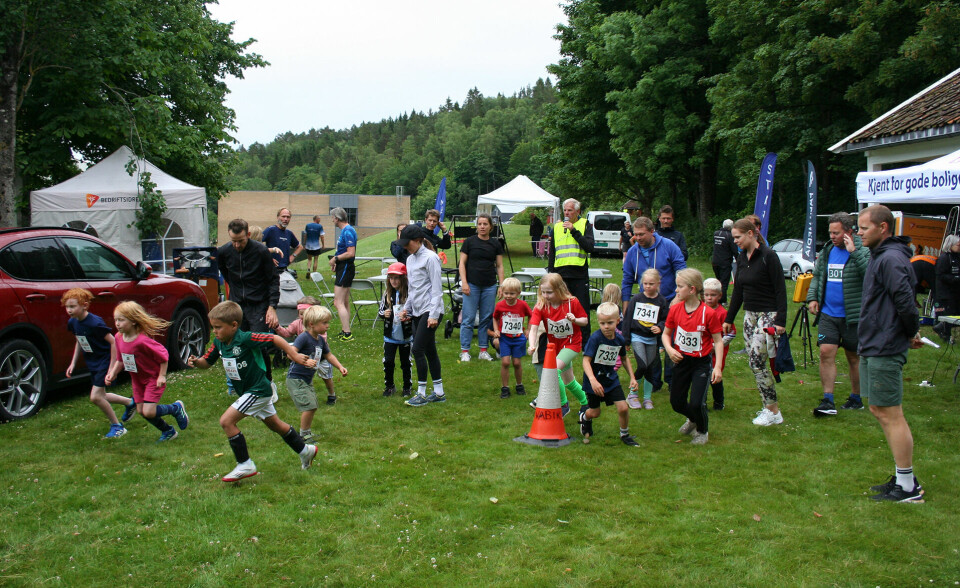 Full fart i det 500 meter lange barneløpet. (Foto: Sverre Larsen)