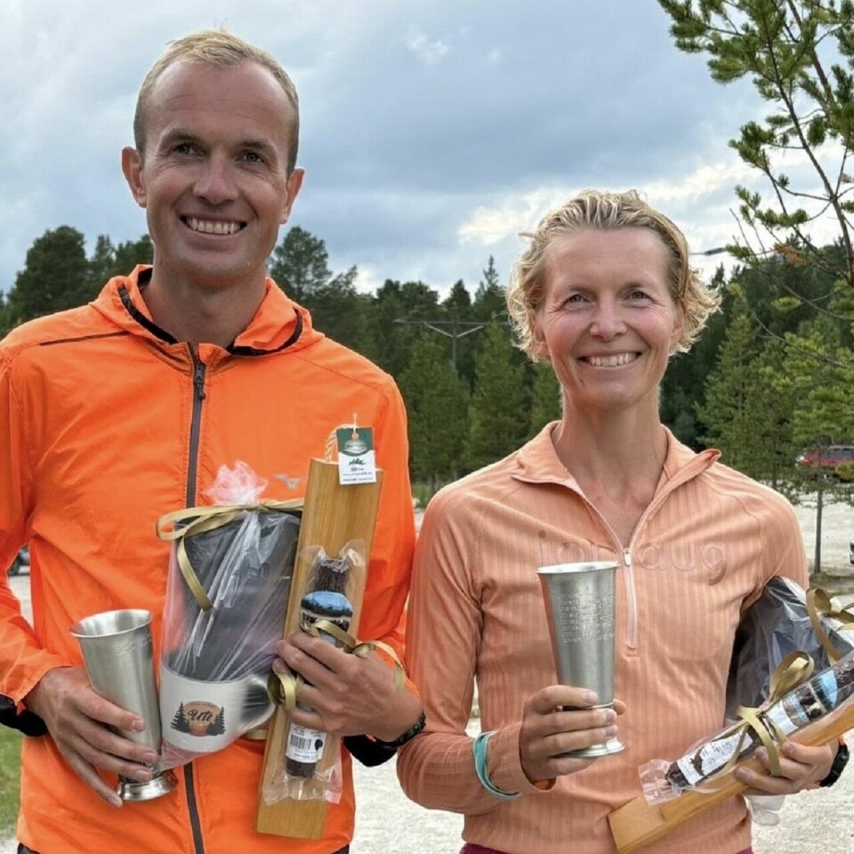 Jostein og Solvår Rogstad med premier og vandrepokalene de får hvert sitt napp i. (Foto: arrangøren)