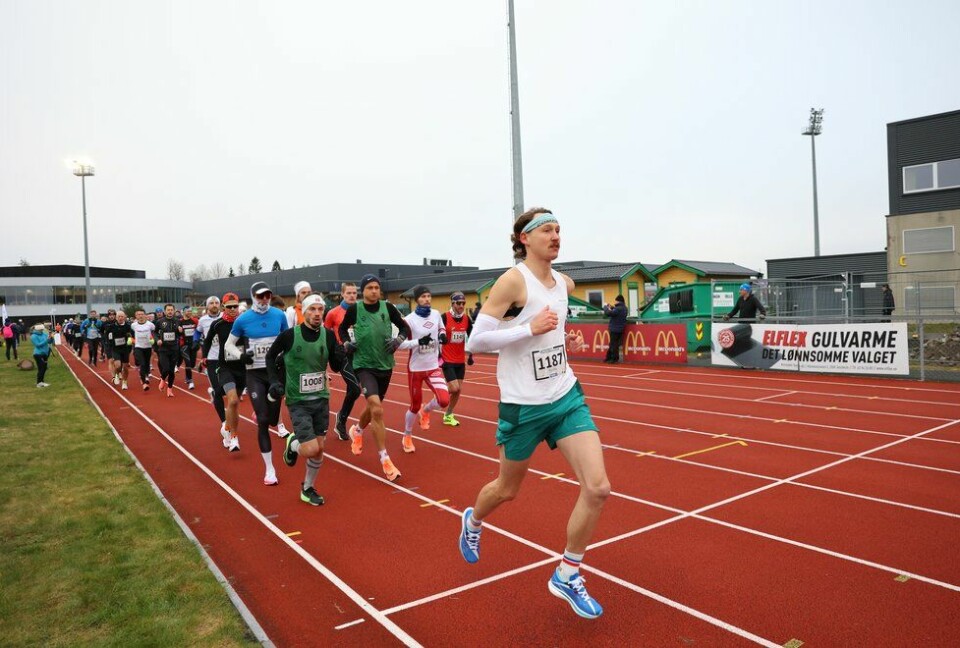 Ronny Sommer Kjær gikk hardt ut i starten på maraton under Jessheim Vintermaraton 2021. Bak kommer bl.a Kristian Ulriksen nr 1008.