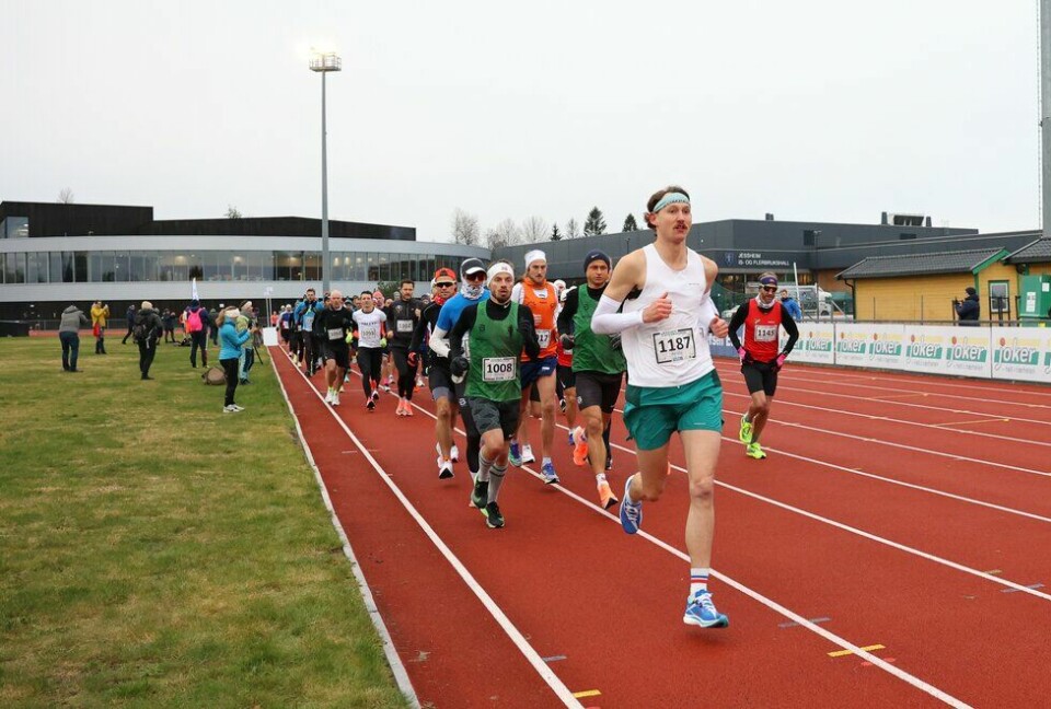 Ronny Sommer Kjær (fremst) med Kristian Ulriksen (nr 1008) rett bak i Jessheim Vintermaraton 2021