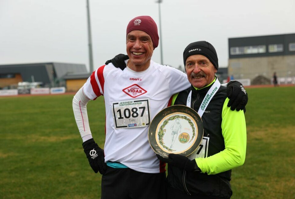 President Tim Bennett (t.v) gratulerer Lars Christen Dørum med Jon Hendens Minnepris under Jessheim Vintermaraton 2021