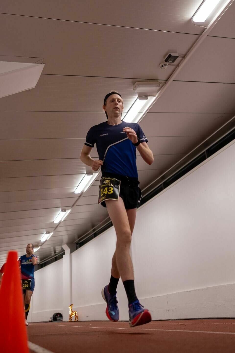 John F. Jahre ser nesten upåvirket ute etter 12 timers løping og ligger svært godt an til å ta VM-kravet på 244 km på 24-timersløp med sine 133 km halvveis. (Foto: Samuel Hafsahl)