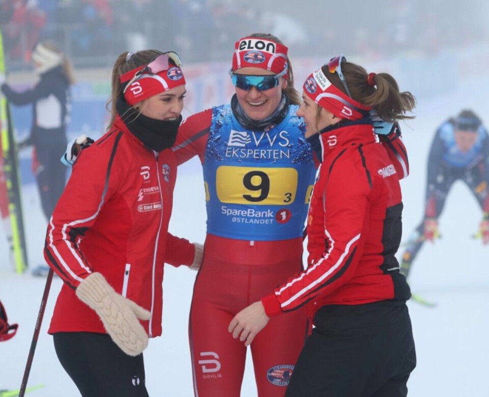 Bronse: F.v. Karoline Grøtting, Johanne Hauge Harviken og Mailen Caspersen Falla var svært glade for bronsen. (Foto.: Anna Bårdseng/Norges Skiforbund) Vinnere NM langrenn etter stafetten