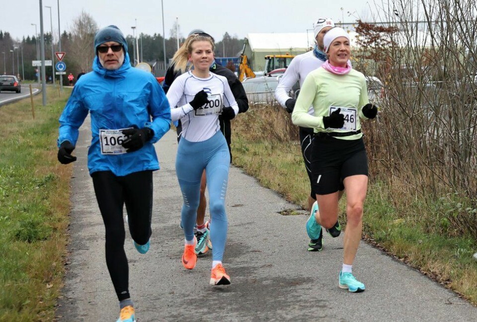 Camilla Bønøgård (midten) og Line Askheim kom på henholdsvis første og andreplass blant kvinnene på maratondistansen under Jessheim Vintermaraton 2021