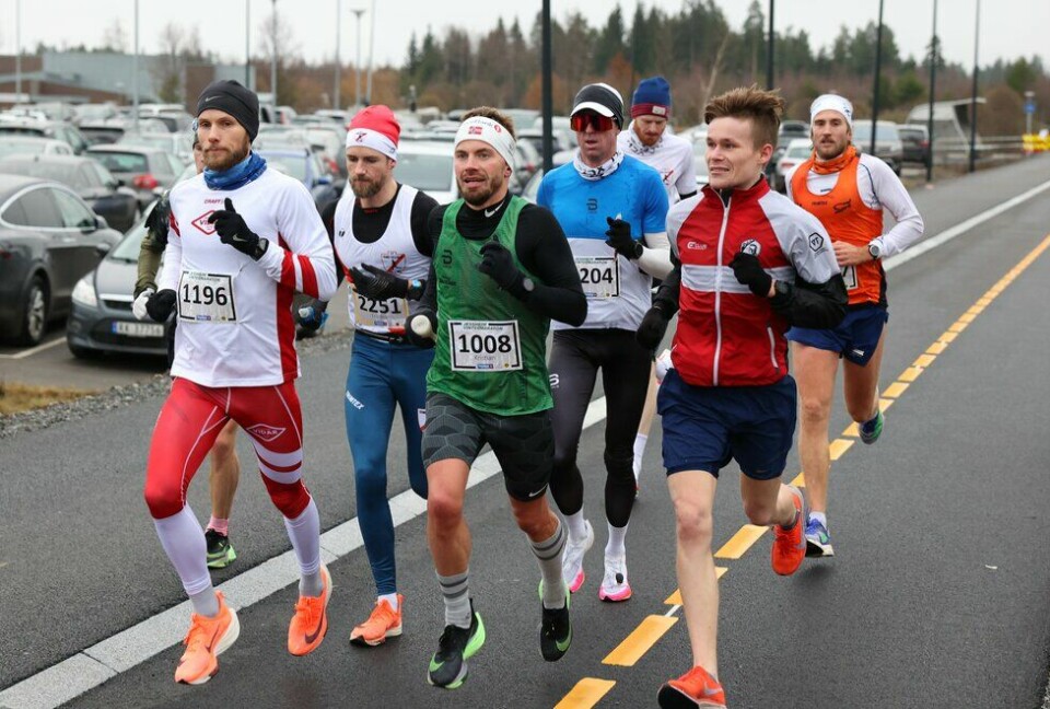 1196 Andreas Myhre Sjurseth, 1008 Kristian Ulriksen og Magnus Warvik (ute til høyre fremst) i Jessheim Vintermaraton 2021