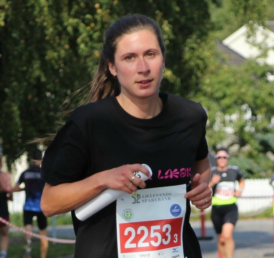 Grimstad maraton havde halvmaratonstafet, hvor fire løbere deler distancen. 9 hold stillede op under navne som Krigerne, Mevrapiratene og på billedet Løb & Læsk med Ida Konradsen. Løb og læsk er måske synonym for Grimstad brusfabrik?