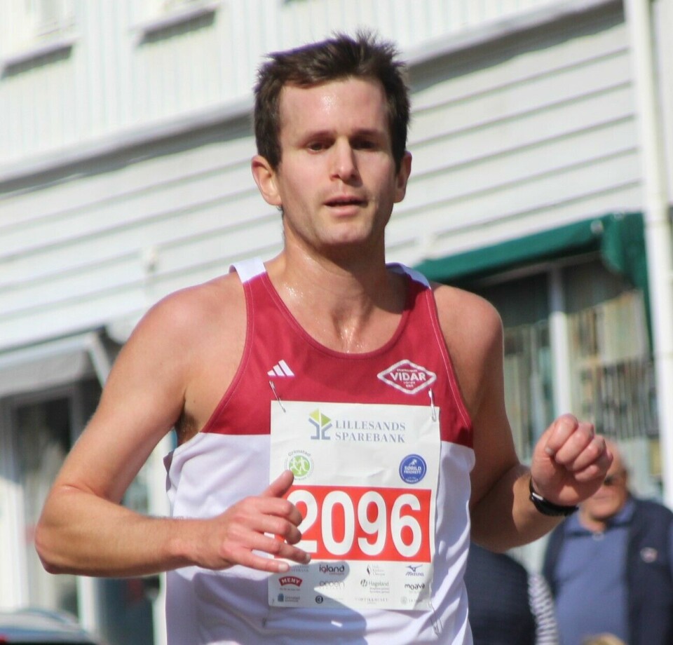 Lars Martin Falck fra Fevik og SK Vidar kom til Grimstad for at løbe ned mod sin PR på 1:20:38, men fik det hårdt og kom i mål på 1:24:01. Bedre gik for hans lillesøster på næste billede.