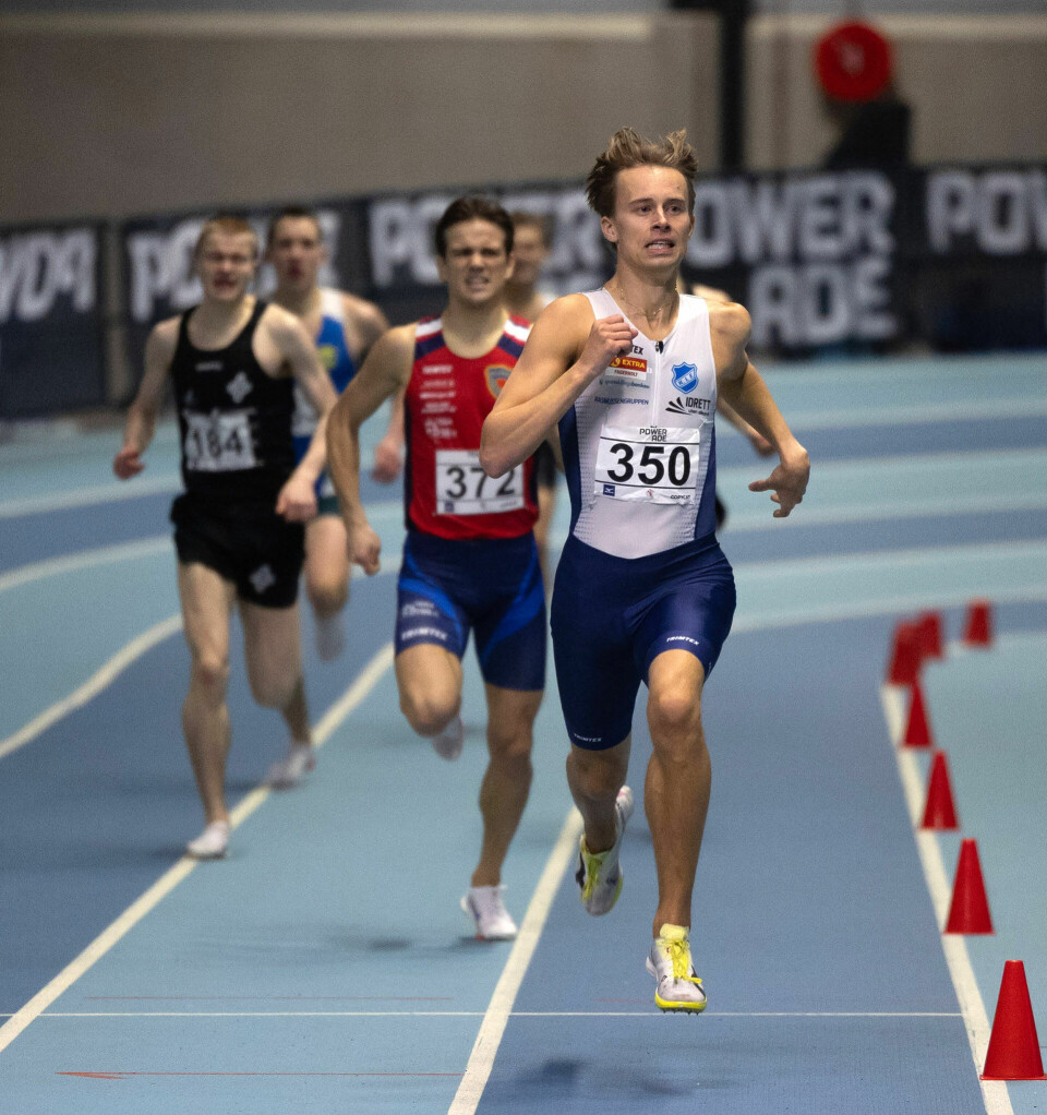 Sigurd Tveit spurter inn til gull mens løperne bak blir medaljeløse. (Foto: Samuel Hafsahl)