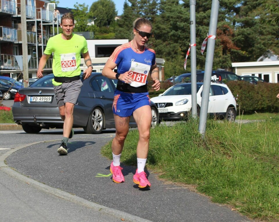 Anita Dalen Vegårshei IL på vej mod vendepunktet på Groos. Hun løb på 1:38:18, mens Sindre Bylund fi 1:38:06