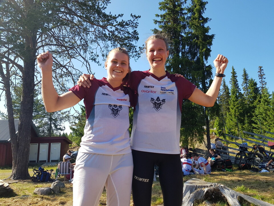 Anna Ulvensøen (th) vant Damer A-lang lørdag foran Kaja Winsnes Nordhagen.