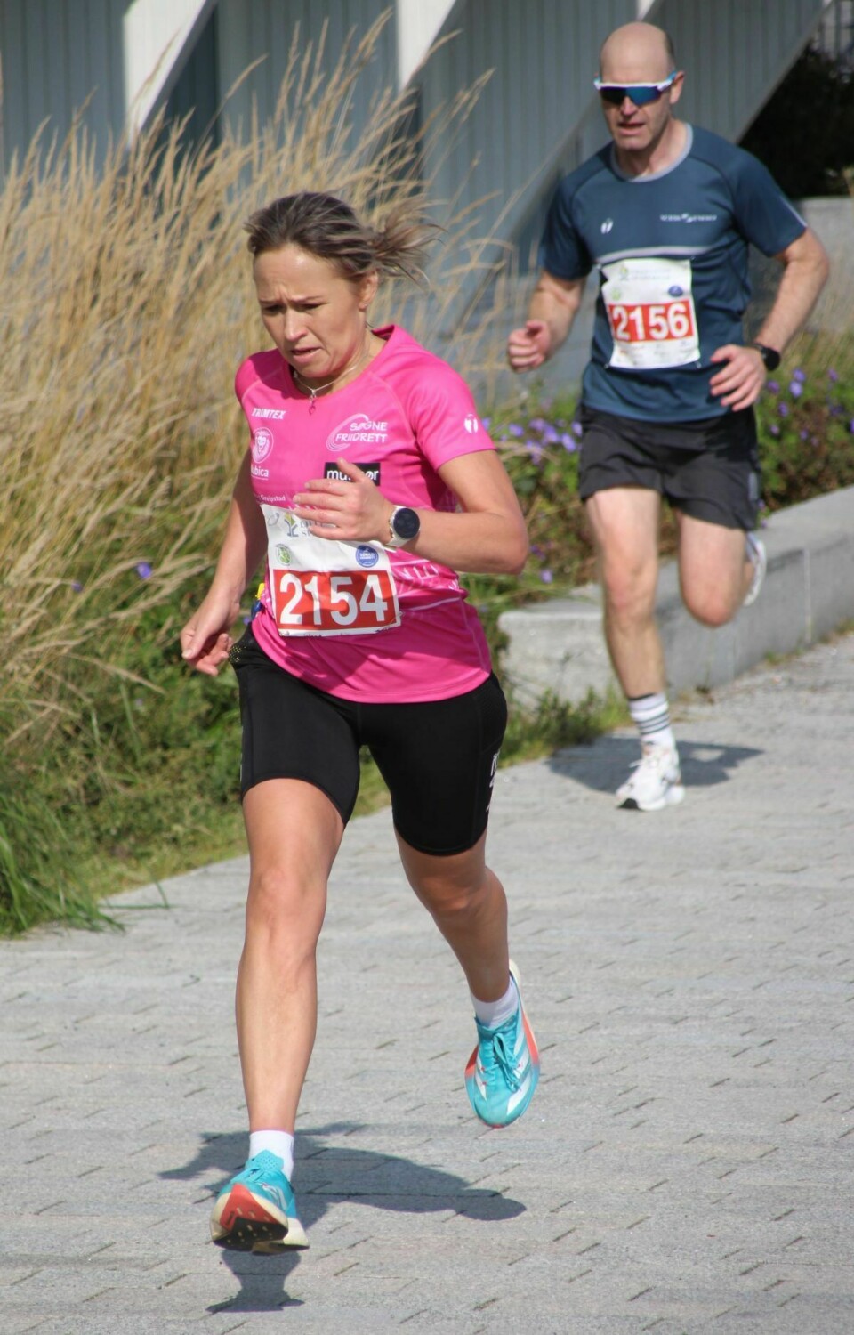 Ausra A Johansen, Søgne IL på vej mod mål i tiden 1:34:02 og syvendepladsen hos kvinderne. Hun følges af Paul Ystad, som fik 1:34:04