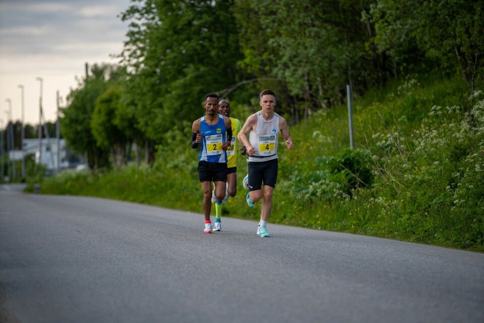 Tettrioen i riktig rekkefølge ute i løypa: Erik Lomås leder an foran Abdulaziz Ebrahim og Weldu Negash Gebretsadik. (Foto: arrangøren)