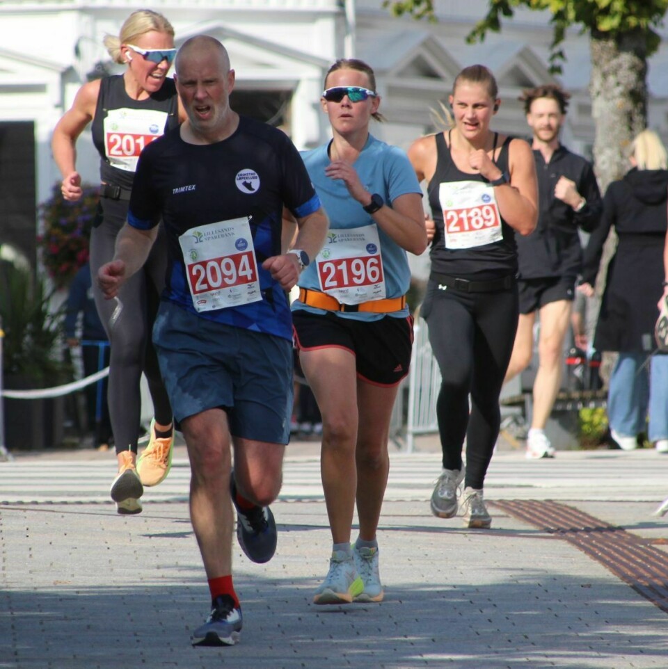 Kjell Holtebekk, Grimstad løpeklubb på vej mod mål fulgt af (2196) Marie Hornnes. Tiderne blev 1:52:19 og 1:52:24