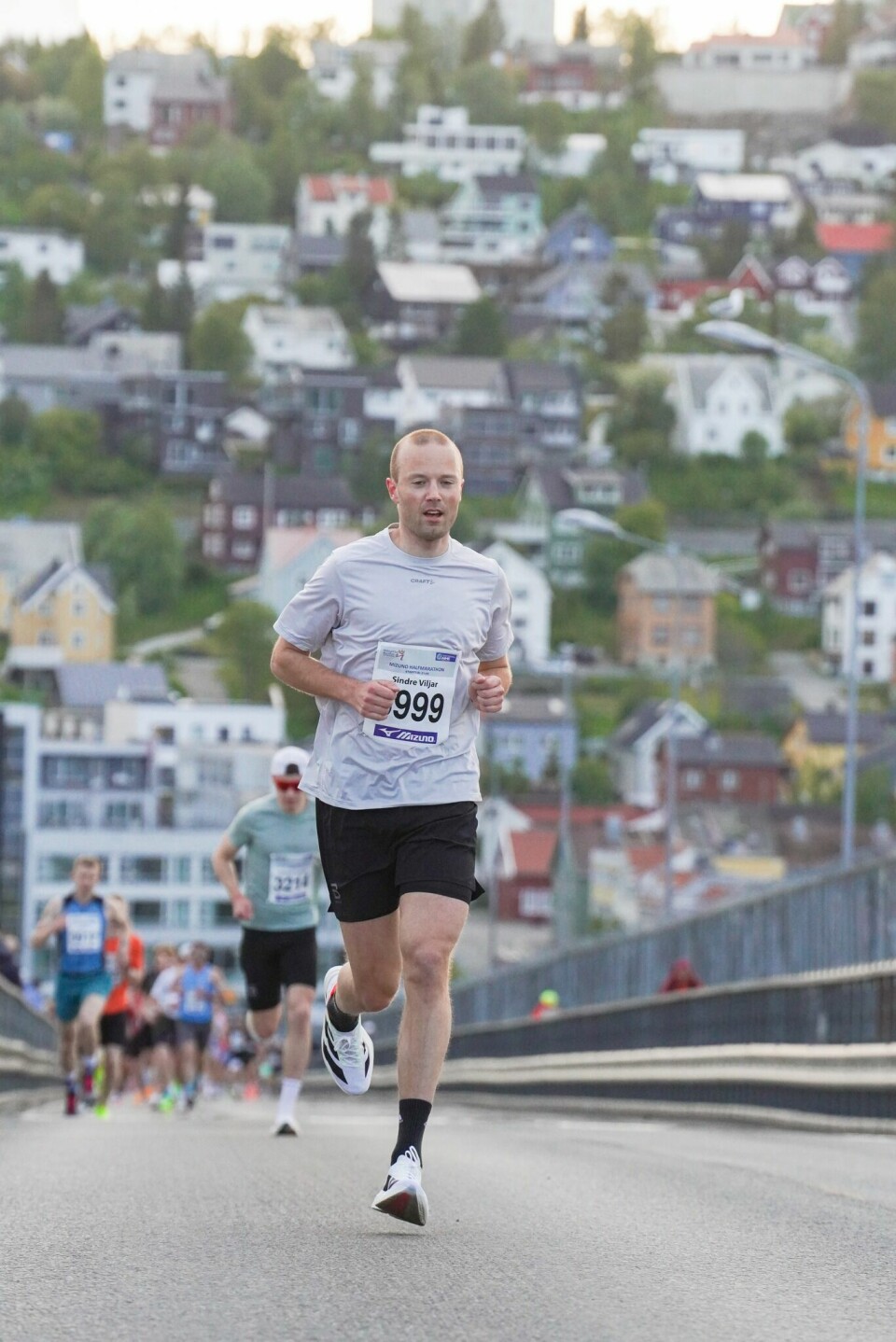 Sindre Viljar Johannessen foran toeren Patrick Fossum Kristoffersen over brua. (Foto: arrangøren)