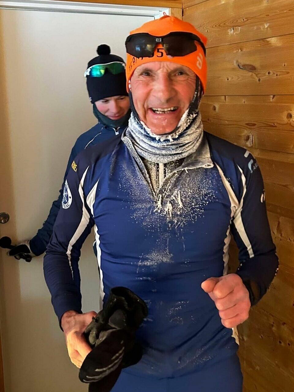 Det var godt å trekke inn i varmestua til Strandbygda IL og få varm saft, kaffe og godsaker for løpsleder Rolf Bakken og de andre deltakerne søndag. (Foto: Amund Sigstad)