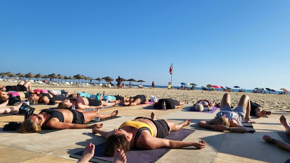 Avslappende:Lite er deiligere enn å slappe av etter en Yogaøkt på plattingen nede ved stranden. (Foto: Marianne Røhme / Kondis © Kondis) På Kondistur til Portugal med Springtime oktober 2023